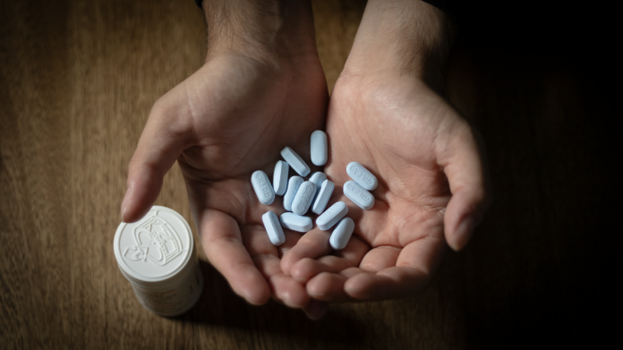 El último frasco de Truvada de Danilo llegó por solidaridad de otro paciente, no por el sistema de salud que debía garantizar su tratamiento.