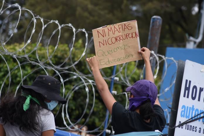 Usac En las afueras de la Usac, varios grupos de estudiantes sancarlistas protestaron en rechazo a la reelección de Walter Mazariegos. Foto La Hora: José Orozco