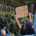 En las afueras de la Usac, varios grupos de estudiantes sancarlistas protestaron en rechazo a la reelección de Walter Mazariegos. Foto La Hora: José Orozco