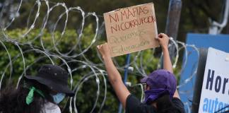 En las afueras de la Usac, varios grupos de estudiantes sancarlistas protestaron en rechazo a la reelección de Walter Mazariegos. Foto La Hora: José Orozco