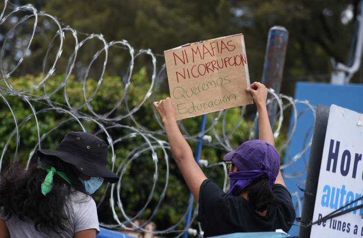 En las afueras de la Usac, varios grupos de estudiantes sancarlistas protestaron en rechazo a la reelección de Walter Mazariegos. Foto La Hora: José Orozco