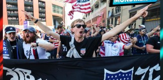 El «soccer» intenta escribir el guion, pero el futbol sigue siendo rebelde La fórmula del espectáculo por ahora no alcanza: En la cancha manda el fútbol, no el soccer. Foto La Hora: EFE