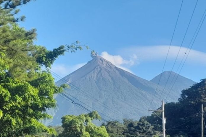 Actividad constante registrada en el volcán de Fuego. Foto La Hora: Conred