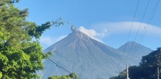 Volcán de Fuego lanza ceniza que alcanza una distancia de 30 kilómetros Actividad constante registrada en el volcán de Fuego. Foto La Hora: Conred