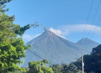 Volcán de Fuego lanza ceniza que alcanza una distancia de 30 kilómetros Actividad constante registrada en el volcán de Fuego. Foto La Hora: Conred