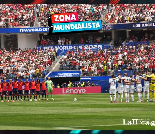 Los jugadores de España y Bélgica durante el minuto de silencio.