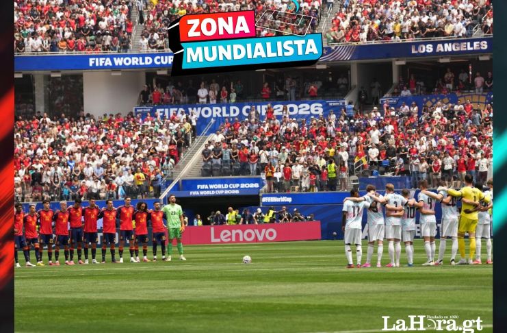 Los jugadores de España y Bélgica durante el minuto de silencio.