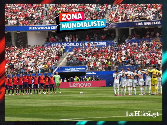 ZONA MUNDIALISTA 1800 PX (53) Los jugadores de España y Bélgica durante el minuto de silencio.