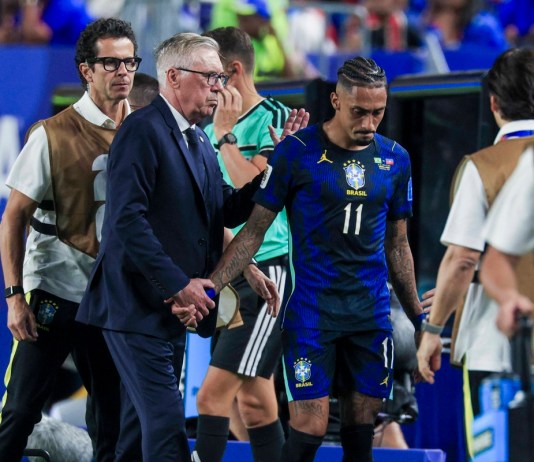 Pese a no estar en condiciones, Raphinha estará en el banquillo de Brasil para el partido contra Noruega este domingo.