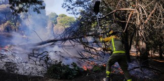Bomberos trabajan en la zona afectada por el incendio del oeste de la Comunidad de Madrid en la localidad de Pelayos de la Presa. Foto La Hora: EFE
