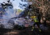 Bomberos trabajan en la zona afectada por el incendio del oeste de la Comunidad de Madrid en la localidad de Pelayos de la Presa. Foto La Hora: EFE