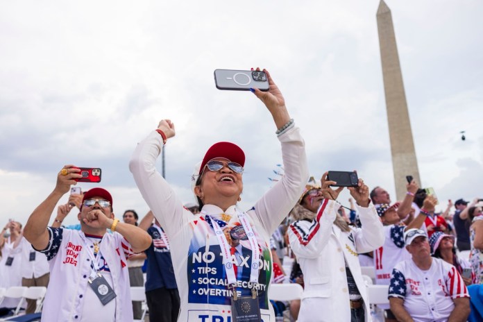 Asistentes observan un sobrevuelo durante la celebración del Homenaje a Estados Unidos 250 en el National Mall de Washington, D.C., EE. UU., 4 de julio de 2026. Foto La Hora: EFE