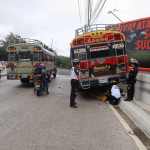 Un hombre murio en el Trébol de Vista Hermosa luego que un bus lo arrollara cuando este caminaba por la acera. Foto La Hora: Bomberos Voluntarios