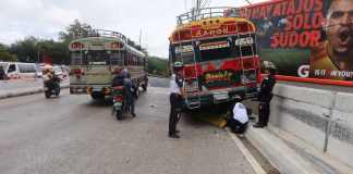 Un hombre murio en el Trébol de Vista Hermosa luego que un bus lo arrollara cuando este caminaba por la acera. Foto La Hora: Bomberos Voluntarios