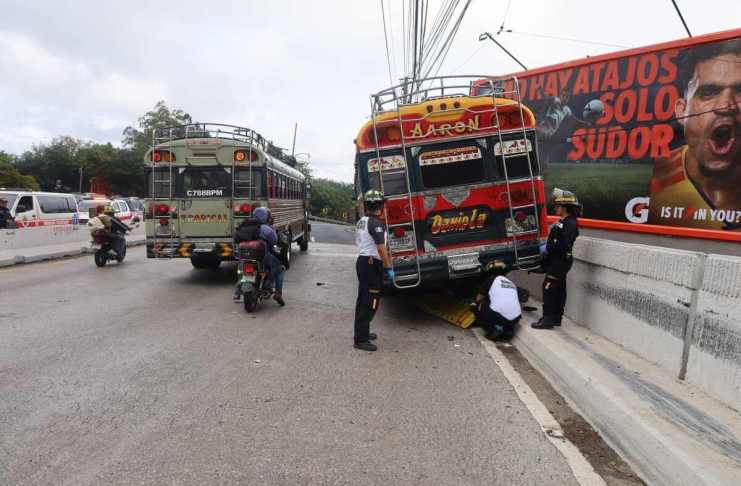 Hombre muere atropellado en Trébol de Vista Hermosa luego que bus perdiera control Un hombre murio en el Trébol de Vista Hermosa luego que un bus lo arrollara cuando este caminaba por la acera. Foto La Hora: Bomberos Voluntarios