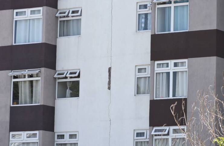 Daños en edificio de apartamentos de zona 21 no fueron provocados por sismo actual, pero Conred evalúa el lugar Veicinos de una torre de apartamentos en zona 21 descartan daños a estructura tras sismo registrado esta mañana. Foto La Hora: José Orozco