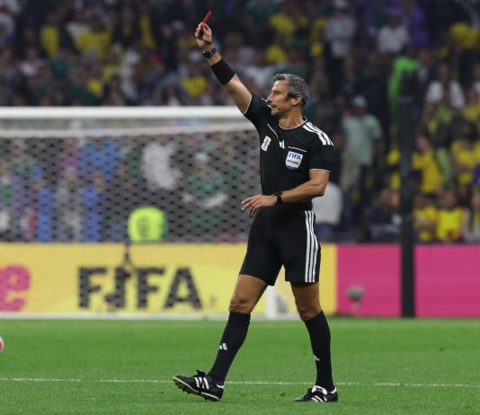Slavko Vinčić no pudo contener las lágrimas al saber que pitará la final entre España vs. Argentina El árbitro Slavko Vincic, en una foto de archivo en el partido entre México y Ecuador del Mundial 2026.