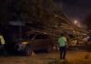 Dos vehículos resultaron dañados tras el desplome del árbol en la zona 13 y afectó el paso vehicular. Foto La Hora: captura de pantalla Policía MT