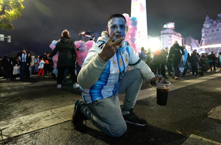 Un aficionado argentino reacciona tras la derrota de su selección ante España en la final del Mundial de la FIFA 2026 en Buenos Aires (Argentina). EFE/ Juan Ignacio Roncoroni