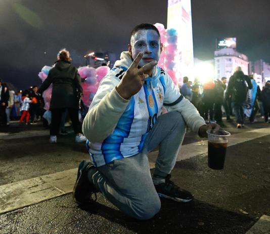 Argentinos salen a las calles y agradecen a su selección pese a la derrota en la final frente a España Un aficionado argentino reacciona tras la derrota de su selección ante España en la final del Mundial de la FIFA 2026 en Buenos Aires (Argentina). EFE/ Juan Ignacio Roncoroni
