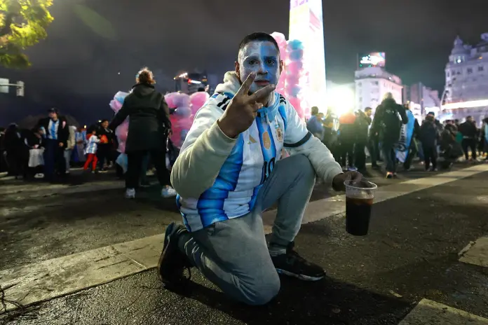 Argentinos salen a las calles a agradecer a su selección pese a la derrota ante España Un aficionado argentino reacciona tras la derrota de su selección ante España en la final del Mundial de la FIFA 2026 en Buenos Aires (Argentina). EFE/ Juan Ignacio Roncoroni