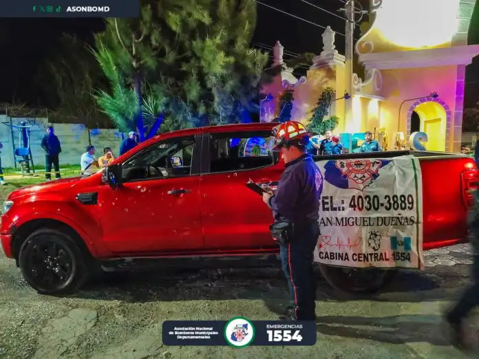 asombob3 Los bomberos atendieron el ataque; aun se desconoce el motivo y quienes son las víctimas. Foto La Hora: Asombob
