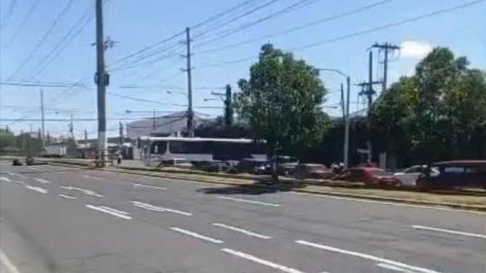 El rechazo al incremento al precio de los combustibles continúa. Taxistas han bloqueado la Atanasio Tzul como rechazo al incremento.