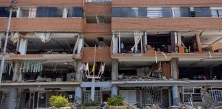 ¿Por qué hubo saqueos después de los terremotos de Venezuela? La entrada en escena de la paradoja del caos Edificio destruido por los terremotos en el municipio Catia La Mar, del estado La Guaira, Venezuela. Foto: EFE.