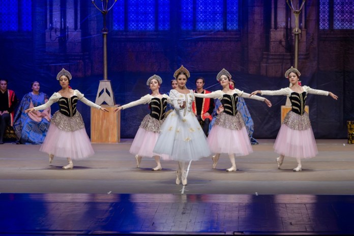 Bailarinas del Ballet Nacional de Guatemala Christa Mertins en el escenario.