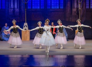 Bailarinas del Ballet Nacional de Guatemala Christa Mertins en el escenario.
