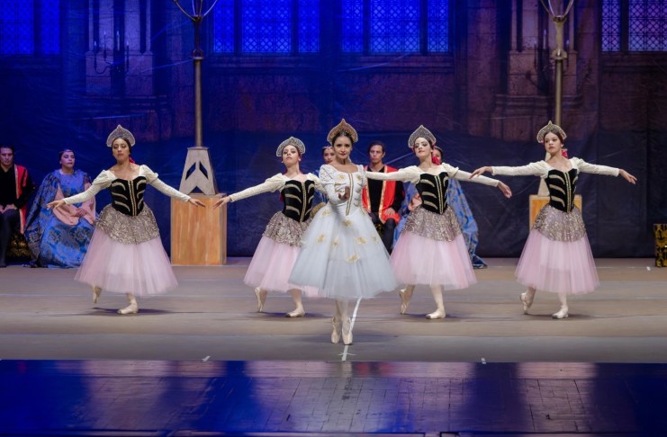 Bailarinas del Ballet Nacional de Guatemala Christa Mertins en el escenario.
