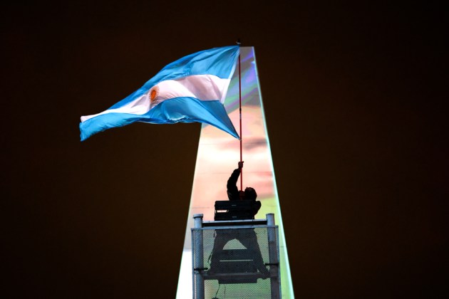Una persona sostiene la bandera de Argentina tras la derrota de su selecci&oacute;n ante Espa&ntilde;a en la final del Mundial de la FIFA 2026 en Buenos Aires