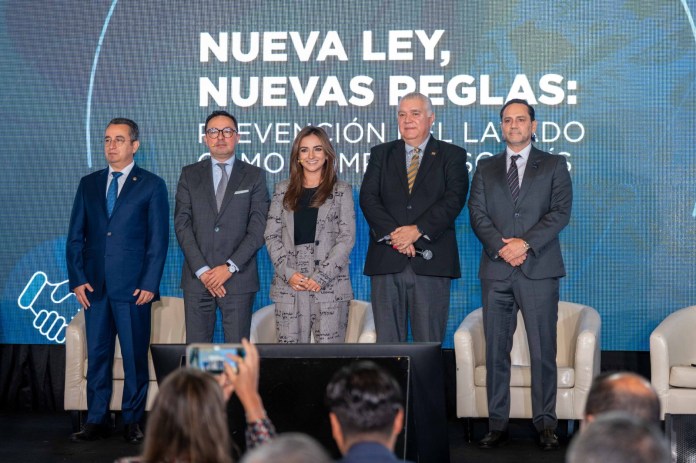 Bantrab, ley antilavado De izquierda a derecha: Juan Carlos Monroy, intendente de Verificación Especial; Juan Pablo Rodríguez, representante de RICS Management; Paola de la Torre, presidenta ejecutiva de GuateÍntegra; Carlos Arias, presidente del CACIF; y Estuardo Gamalero, director de la Junta Directiva de Bantrab.