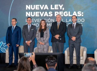 De izquierda a derecha: Juan Carlos Monroy, intendente de Verificación Especial; Juan Pablo Rodríguez, representante de RICS Management; Paola de la Torre, presidenta ejecutiva de GuateÍntegra; Carlos Arias, presidente del CACIF; y Estuardo Gamalero, director de la Junta Directiva de Bantrab.