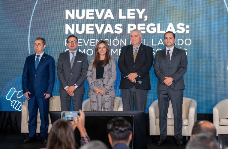 De izquierda a derecha: Juan Carlos Monroy, intendente de Verificación Especial; Juan Pablo Rodríguez, representante de RICS Management; Paola de la Torre, presidenta ejecutiva de GuateÍntegra; Carlos Arias, presidente del CACIF; y Estuardo Gamalero, director de la Junta Directiva de Bantrab.