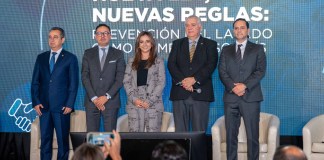 Bantrab promueve evento por Ley Antilavado y se hace llamado por ágil y correcta implementación de ley De izquierda a derecha: Juan Carlos Monroy, intendente de Verificación Especial; Juan Pablo Rodríguez, representante de RICS Management; Paola de la Torre, presidenta ejecutiva de GuateÍntegra; Carlos Arias, presidente del CACIF; y Estuardo Gamalero, director de la Junta Directiva de Bantrab.