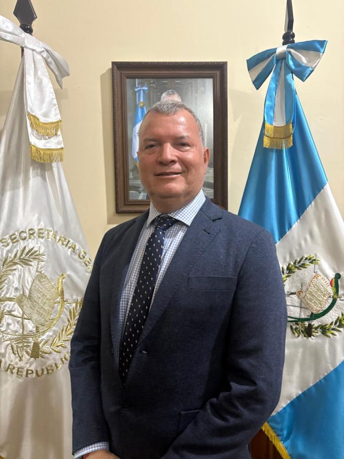 Edwin Barrios, fue juramentado este jueves como nuevo ministro de Energía y Minas. Foto La Hora: MEM