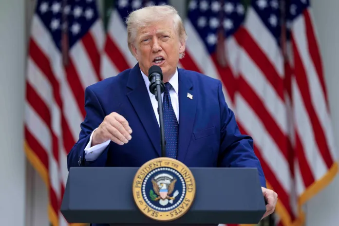Trump impone aranceles del 50 % a la mayoría de las importaciones procedentes de Canadá Fotografía de archivo en la que se captó al presidente de Estados Unidos, Donald Trump, durante un acto púbico, en los jardines de la Casa Blanca, en Washington. Foto La Hora: EFE