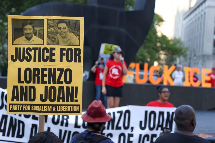 Personas participan en la protesta 