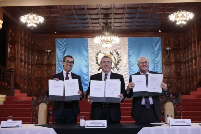 El presidente Bernardo Arévalo, el ministro de Finanzas Públicas, Jonathan Menkos y el representante del Banco Mundial, Ilan Goldfajn, firmaron el jueves pasado el memoramdum que hace referencia a las reuniones anuales del banco en 2027 en Guatemala, Foto La Hora: Gobierno de Guatemala