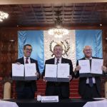 El presidente Bernardo Arévalo, el ministro de Finanzas Públicas, Jonathan Menkos y el representante del Banco Mundial, Ilan Goldfajn, firmaron el jueves pasado el memoramdum que hace referencia a las reuniones anuales del banco en 2027 en Guatemala, Foto La Hora: Gobierno de Guatemala