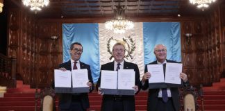 El presidente Bernardo Arévalo, el ministro de Finanzas Públicas, Jonathan Menkos y el representante del Banco Mundial, Ilan Goldfajn, firmaron el jueves pasado el memoramdum que hace referencia a las reuniones anuales del banco en 2027 en Guatemala, Foto La Hora: Gobierno de Guatemala
