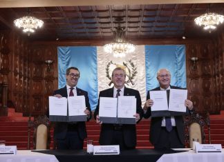 El presidente Bernardo Arévalo, el ministro de Finanzas Públicas, Jonathan Menkos y el representante del Banco Mundial, Ilan Goldfajn, firmaron el jueves pasado el memoramdum que hace referencia a las reuniones anuales del banco en 2027 en Guatemala, Foto La Hora: Gobierno de Guatemala