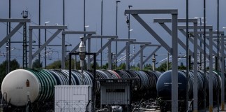 Mientras el presidente Donald Trump, según Brasil quiere cobrar % a los barcos que crucen el estrecho de Ormuz, el precio del petróleo Brent supera los USD80.