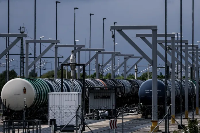 El barril de brent se dispara más del 5 % y supera los 80 dólares por el aumento de la tensión en Irán Mientras el presidente Donald Trump, según Brasil quiere cobrar % a los barcos que crucen el estrecho de Ormuz, el precio del petróleo Brent supera los USD80.