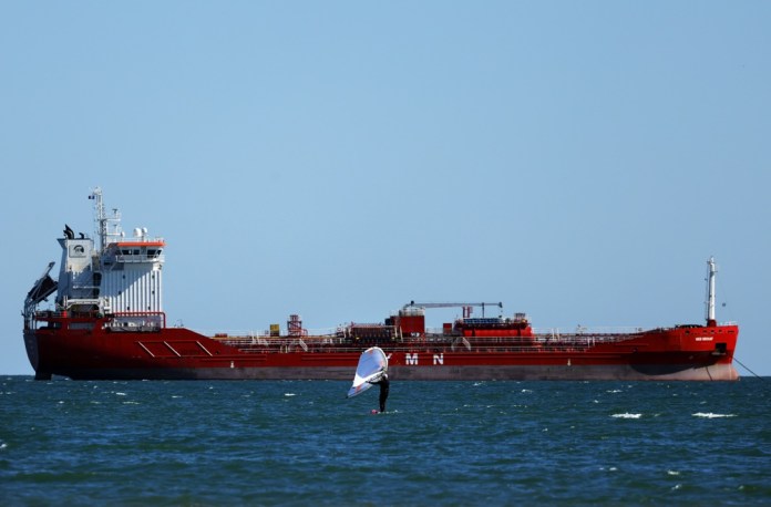 El precio del petróleo Brent registró una baja de más de 7% luego del anuncio de la continuidad de los ataques. Fotos La Hora: EFE