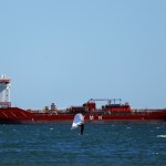 El precio del petróleo Brent registró una baja de más de 7% luego del anuncio de la continuidad de los ataques. Fotos La Hora: EFE
