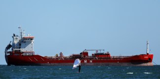 El precio del petróleo Brent registró una baja de más de 7% luego del anuncio de la continuidad de los ataques. Fotos La Hora: EFE