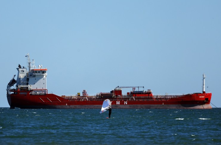 El precio del petróleo Brent registró una baja de más de 7% luego del anuncio de la continuidad de los ataques. Fotos La Hora: EFE