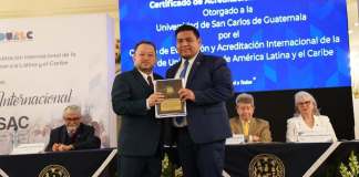 Byran Fuentes Paz, jefe del Departamento de Registro y Estadística de la Universidad de San Carlos de Guatemala, junto a Walter Mazariegos. Foto: Usac